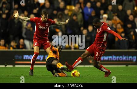 Nouha Dicko (au centre) de Wolverhampton Wanderers se batte pour le ballon avec Mark Little (à droite) et Aden Flint de Bristol City Banque D'Images