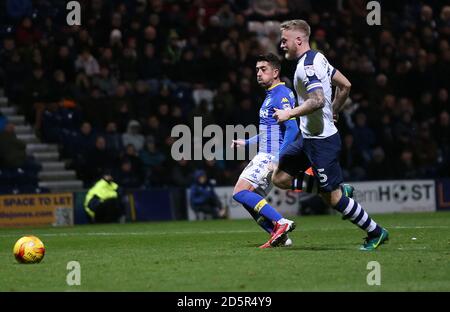 Pablo Hernandez (à gauche) de Leeds United marque le 4ème but contre Preston North End Banque D'Images