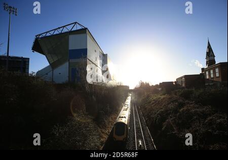 Une vue générale comme une ligne de train principale passe St Andrews avant le match entre Birmingham City et Brentford Banque D'Images