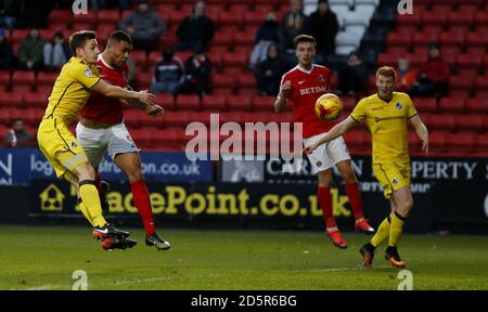 Josh Magennis, de Charlton Athletic, marque son premier but Banque D'Images