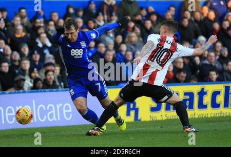 Robert Tesche de Birmingham City (à gauche) et Josh McEachran de Brentford pour le ballon Banque D'Images