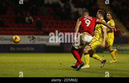 Josh Magennis, de Charlton Athletic, termine son quatrième but chapeau-tour Banque D'Images