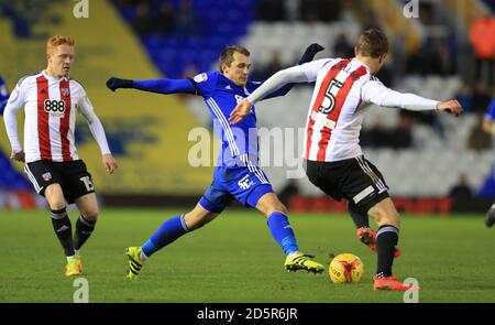 Robert Tesche de Birmingham City (à gauche) et Andreas Bjelland de Brentford pour le ballon Banque D'Images