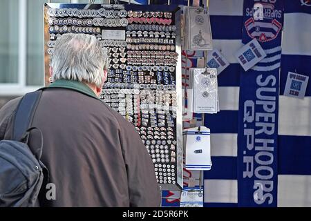 Un stand de marchandises avant le début du match du championnat Sky Bet à Loftus Road, Londres Banque D'Images