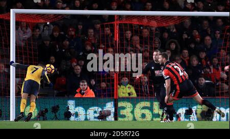 Alexis Sanchez d'Arsenal marque le premier but de son camp jeu Banque D'Images