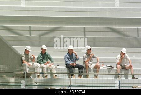 Les ouvriers de la construction construisant un nouveau stand au Gabba Take Il est temps de regarder le premier test entre l'Australie et Angleterre Banque D'Images