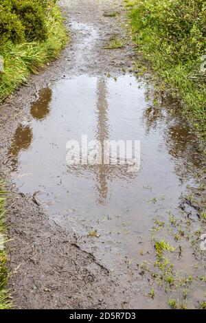 Réflexion dans une flaque d'eau, Millenium Cross, Portroe, Comté de Tipperary, Irlande Banque D'Images