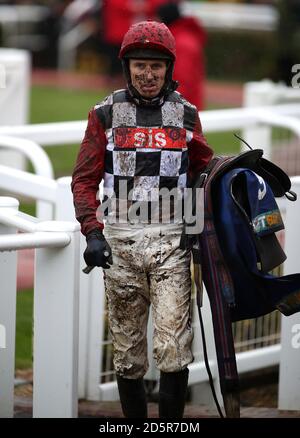 Jockey Paddy Brennan après son voyage sur Spice Fair In L'obstacle de handicap de Casino de Betbright Banque D'Images