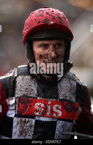 Jockey Paddy Brennan après son voyage sur Spice Fair In L'obstacle de handicap de Casino de Betbright Banque D'Images