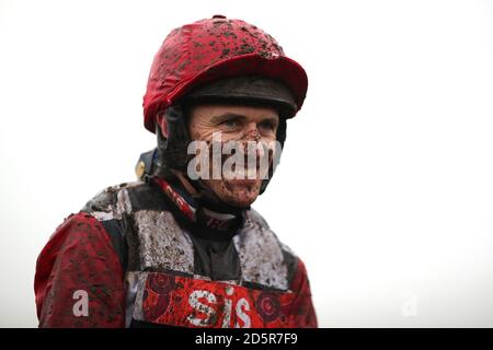 Jockey Paddy Brennan après son voyage sur Spice Fair In L'obstacle de handicap de Casino de Betbright Banque D'Images