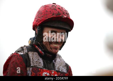 Jockey Paddy Brennan après son voyage sur Spice Fair In L'obstacle de handicap de Casino de Betbright Banque D'Images