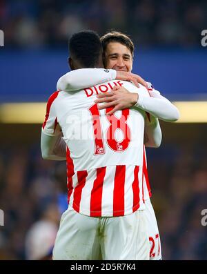 Bojan Krkic de la ville de Stoke et Mame Biram Diouf de la ville de Stoke Fêtez Peter Crouch de Stoke City (non illustré) marquer leurs côtés deuxième objectif du match Banque D'Images