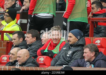 Bastian Schweinsteiger de Manchester United (au centre) et Zlatan Ibrahimovic de Manchester United sur le banc Banque D'Images