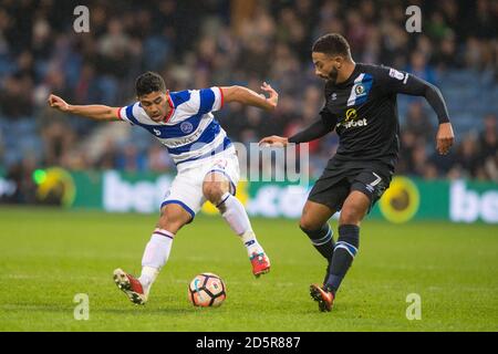Massimo Luongo des Rangers du Queens Park (à gauche) et Liam de Blackburn Rovers Feeney lutte pour le ballon Banque D'Images