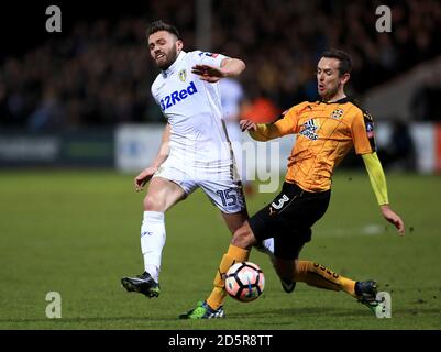 Stuart Dallas (à gauche) de Leeds United et Blair Adams de Cambridge United bataille pour le ballon Banque D'Images