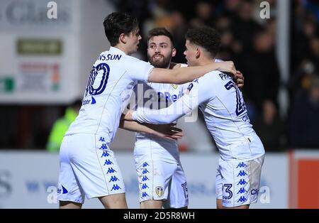 Stuart Dallas (au centre), de Leeds United, célèbre le premier score de son camp But avec Marcus Antonsson (à gauche) et Kalvin Phillips Banque D'Images