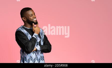 Homme africain attentionné regardant l'espace de copie Banque D'Images