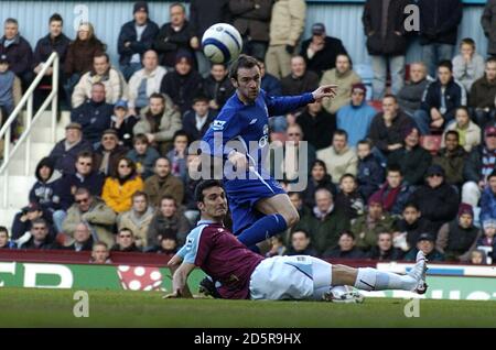 James McFadden d'Everton est dans une croix malgré le défi Depuis Lionel Scaloni de West Ham United Banque D'Images