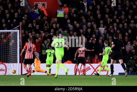 Nathan Redmond, de Southampton, marque le premier but de son côté jeu Banque D'Images