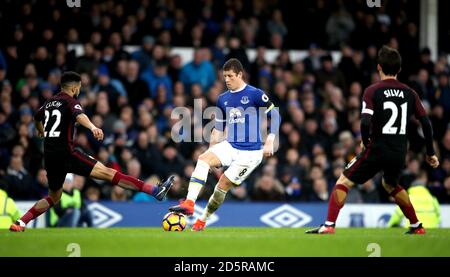 Ross Barkley d'Everton (au centre) et Gael Clichy de Manchester City (à gauche) en action Banque D'Images