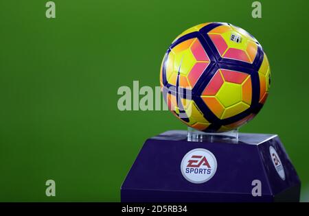 Vue générale d'un match officiel de la Nike Premier League d'hiver Avant de commencer, vous pouvez monter sur un podium de marque EA Sports Banque D'Images