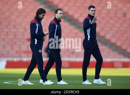 Michael Keane de Burnley (à droite), Ashley Barnes (au centre) et George Boyd (à gauche) inspectent le terrain Banque D'Images