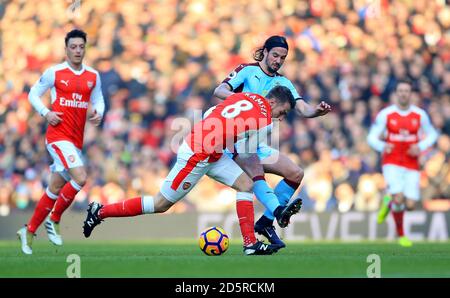 Aaron Ramsey d'Arsenal (à gauche) et George Boyd de Burnley se battent pour la balle Banque D'Images