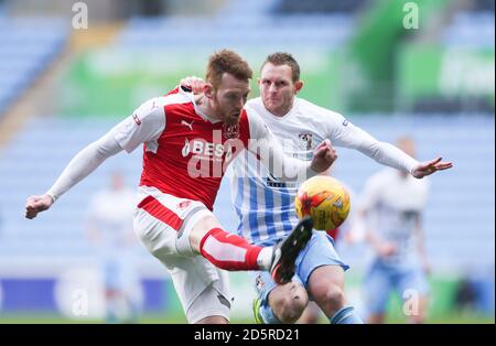 Stuart Beavon de Coventry City et Cian Bolger de Fleetwood Town (à gauche) bataille pour le ballon Banque D'Images