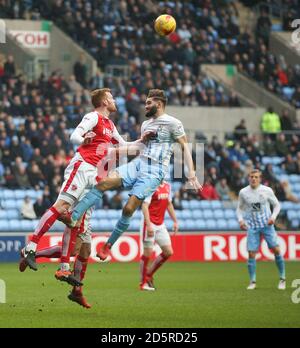 Jordan Turnball de Coventry City et Cian Bolger de Fleetwood Town (à gauche) Banque D'Images