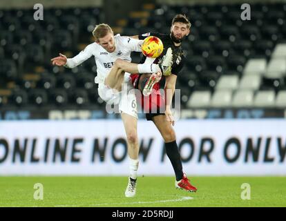 Oli McBurnie de Swansea City (à gauche) et Jordan Turnbull de Coventry City (à droite) lutte pour le ballon Banque D'Images