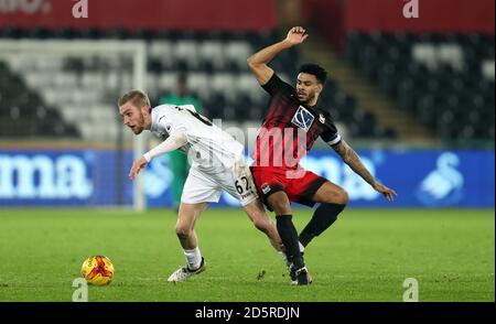 Oli McBurnie de Swansea City (à gauche) et Jordan Willis de Coventry City (à droite) lutte pour le ballon Banque D'Images