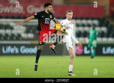 Oli McBurnie (à droite) de Swansea City et Joradn Willis de Coventry City (à gauche) lutte pour le ballon Banque D'Images