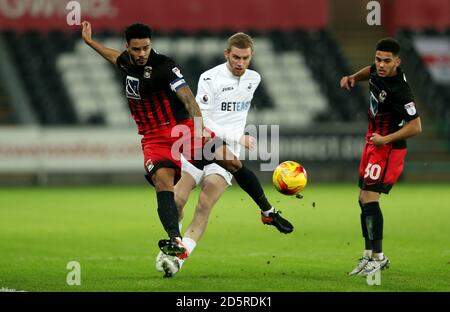 Oli McBurnie (à droite) de Swansea City et Jordan Willis de Coventry City (à gauche) lutte pour le ballon Banque D'Images