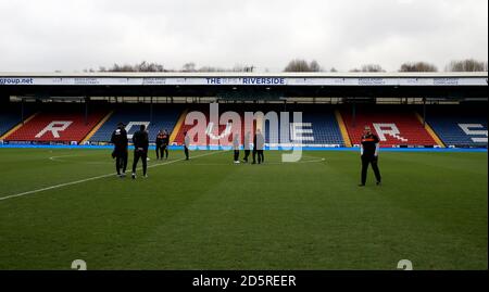 Les joueurs de Blackpool inspectent le terrain avant le match du quatrième tour de la FA Cup entre Blackburn Rovers et Blackpool. Banque D'Images