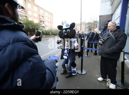Un jeune fan de QPR a pris sa photo avec une mascotte Jude à l'extérieur du stade Loftus Road Banque D'Images