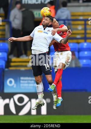 Adam Chicksen de Charlton Athletic (à droite) lutte contre Gary de Bolton Wanderers Madine Banque D'Images