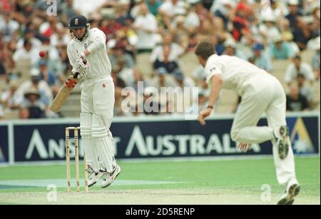 Michael Atherton, en Angleterre, joue sur ses toews contre le Bowling de Glenn McGrath, en Australie Banque D'Images