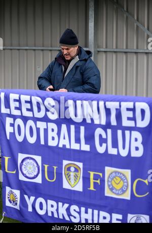 Vue générale d'un fan de Leeds United avant le match Banque D'Images