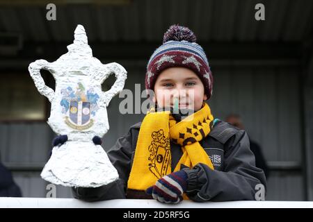 Vue générale d'un ventilateur Sutton United avec une réplique Trophée FA Cup avant le match Banque D'Images