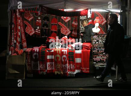 Une marchandise se trouve à l'extérieur du sol de la ville avant le match Entre Nottingham Forest et Rotherham United Banque D'Images