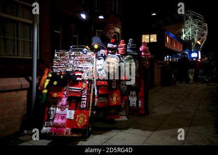 Marchandises Manchester United en vente à l'extérieur du sol avant le jeu Banque D'Images