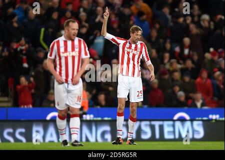 Peter Crouch (à droite), de stoke City, célèbre la première fois que son camp a été fêté But du jeu et son 100e objectif Premier League Banque D'Images