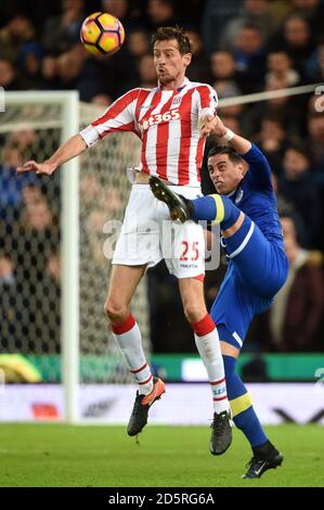 Peter Crouch (à gauche) et Ramiro Funes Mori d'Everton bataille pour le ballon Banque D'Images