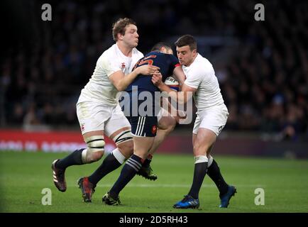 George Ford (à droite) et Joe Launchbury (à gauche) s'attaquent à la France Scott Spedding (centre) Banque D'Images