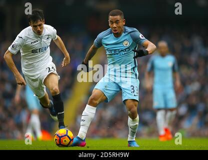 Jack Cork de Swansea City (à gauche) et Federico Fernandez de Manchester City bataille pour le ballon Banque D'Images