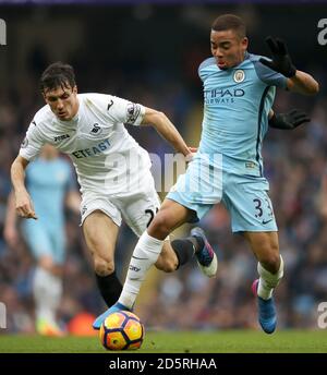 Jack Cork (à gauche) de Swansea City et Fernando Gabriel de Manchester City Jésus bataille pour le ballon Banque D'Images