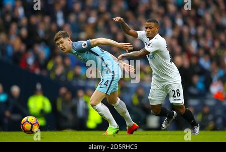 John Stones de Manchester City (à gauche) et Luciano Narsingh de Swansea City bataille pour le ballon Banque D'Images