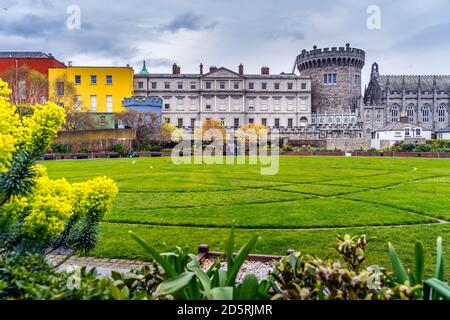 Jardin avec arbres de couleur automnale en face du château de Dublin un complexe du gouvernement irlandais, centre de conférence, et attraction touristique, Irlande Banque D'Images