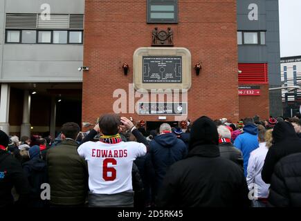 Les fans de Manchester United se souviennent des victimes de l'air de Munich Désastre avant le match de la Premier League à Old Trafford Banque D'Images