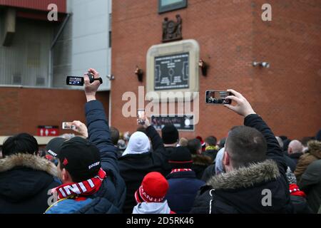 Les fans de Manchester United se souviennent des victimes de l'air de Munich Désastre avant le match de la Premier League à Old Trafford Banque D'Images